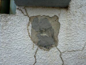 穴をエポキシ樹脂で充填した