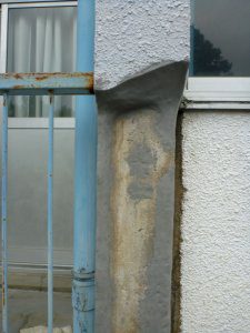 エポキシ樹脂でコンクリートが剥落した部分を埋めた