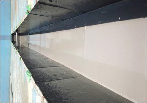 塗装後の側溝。むらなく均一に塗られていることが分かる。
