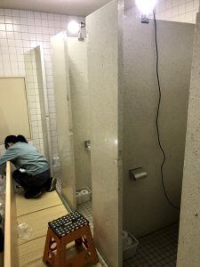 トイレブース建具（扉）を交換している