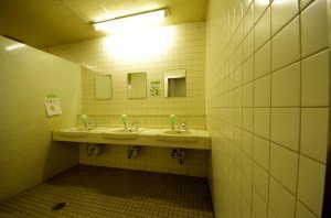 洗面台の前に鏡が設置されている形であり、女子トイレの大きな鏡と異なっている