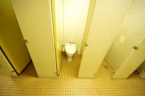 女子トイレの個室パーテション内の様子