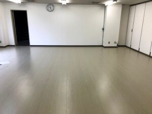 壁と床を張り替えた後の食堂