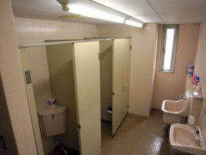 リフォーム前の女子トイレ