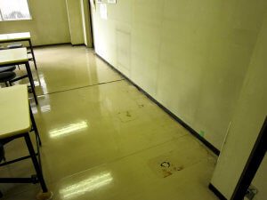 食堂の壁際の床が波打っている