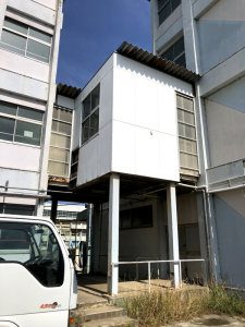 飛んできた玉によって破損していることがわかる