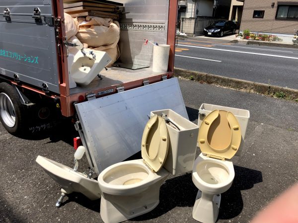 搬出されるトイレ